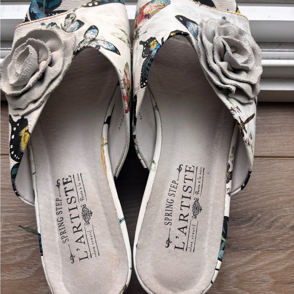 Spring Step L'Artiste White Floral Butterfly Slide Sandals - Picture 2 of 4